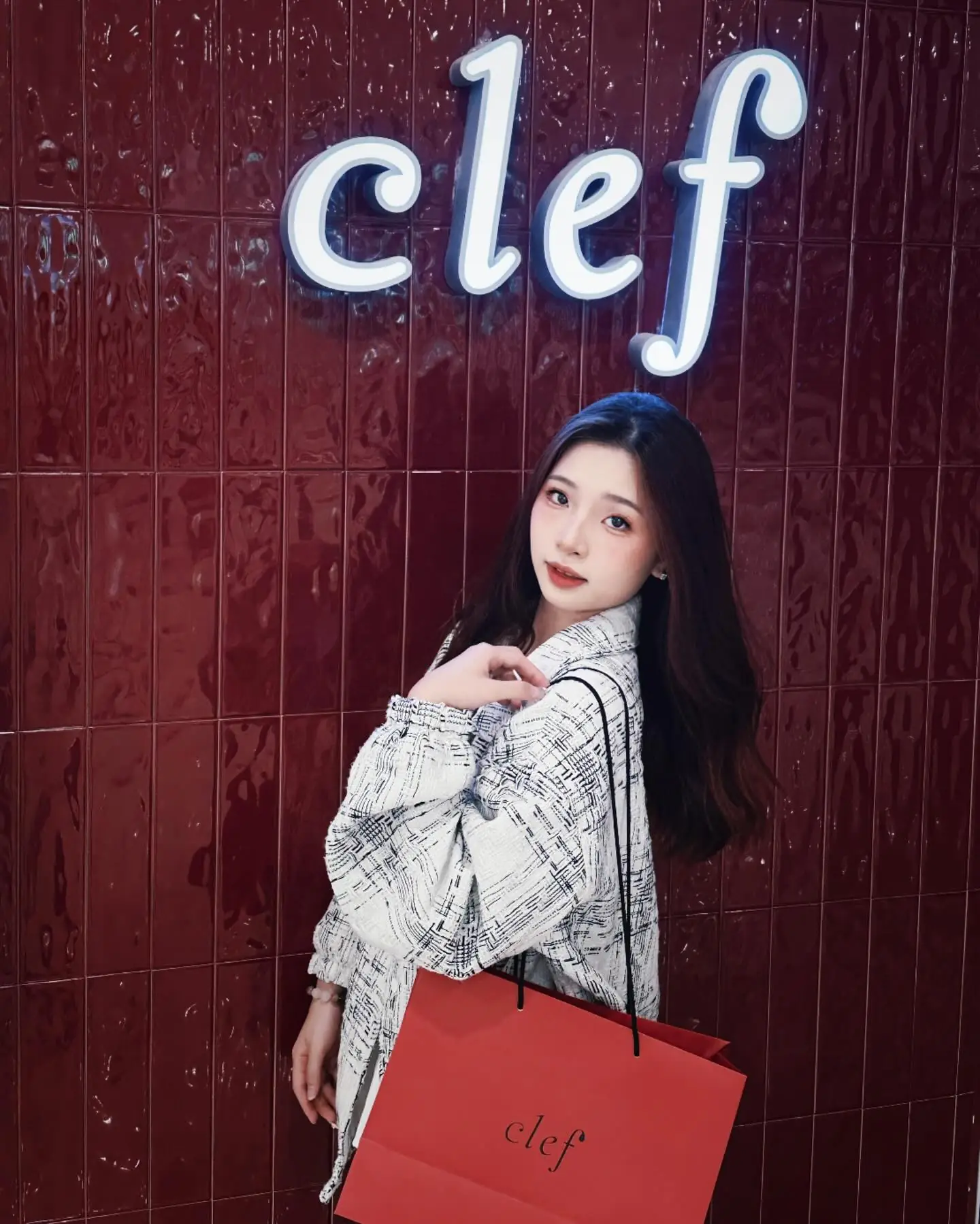 CLEF Beauty Carousel skincare ad: Lifestyle ad for an influencer styled with the brand’s shopping bag, frame 1 of 6