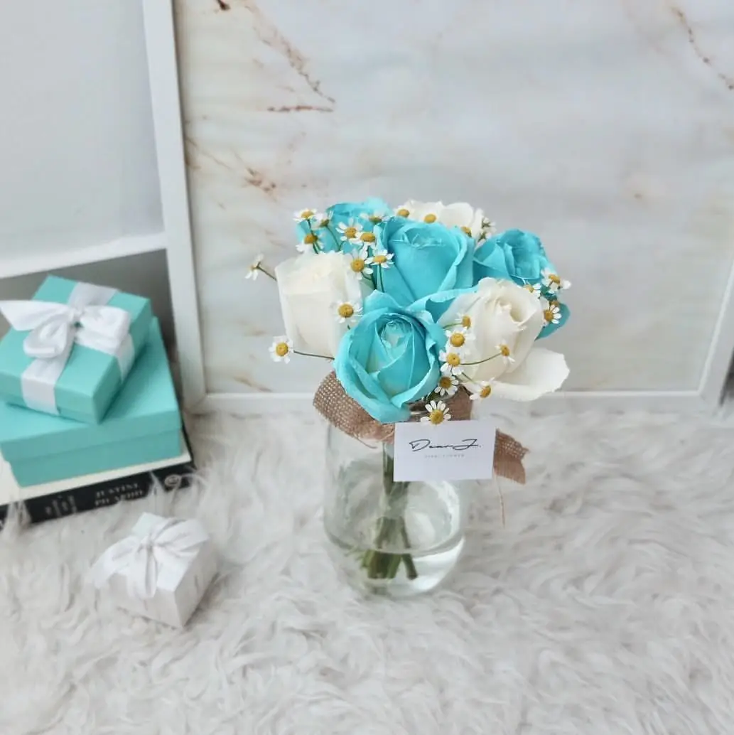 Giftr Dynamic florists and gifting ad: Showcase ad for tiffany Blue & White Roses in Jar