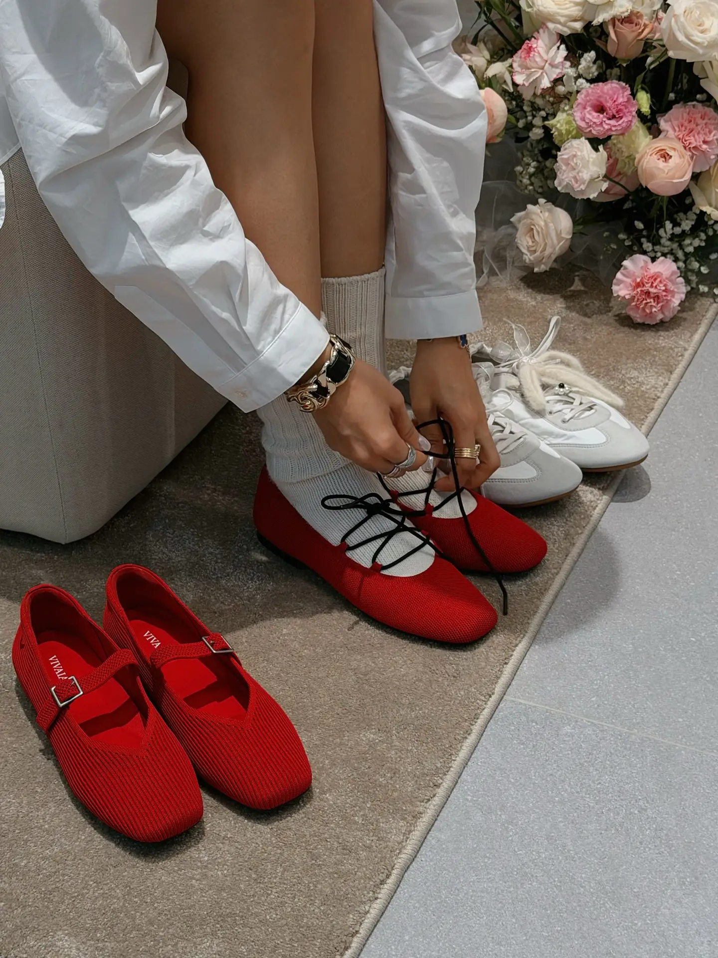 V-love Carousel fashion ad: Feature-callout ad for red flats with three swappable laces, frame 2 of 5