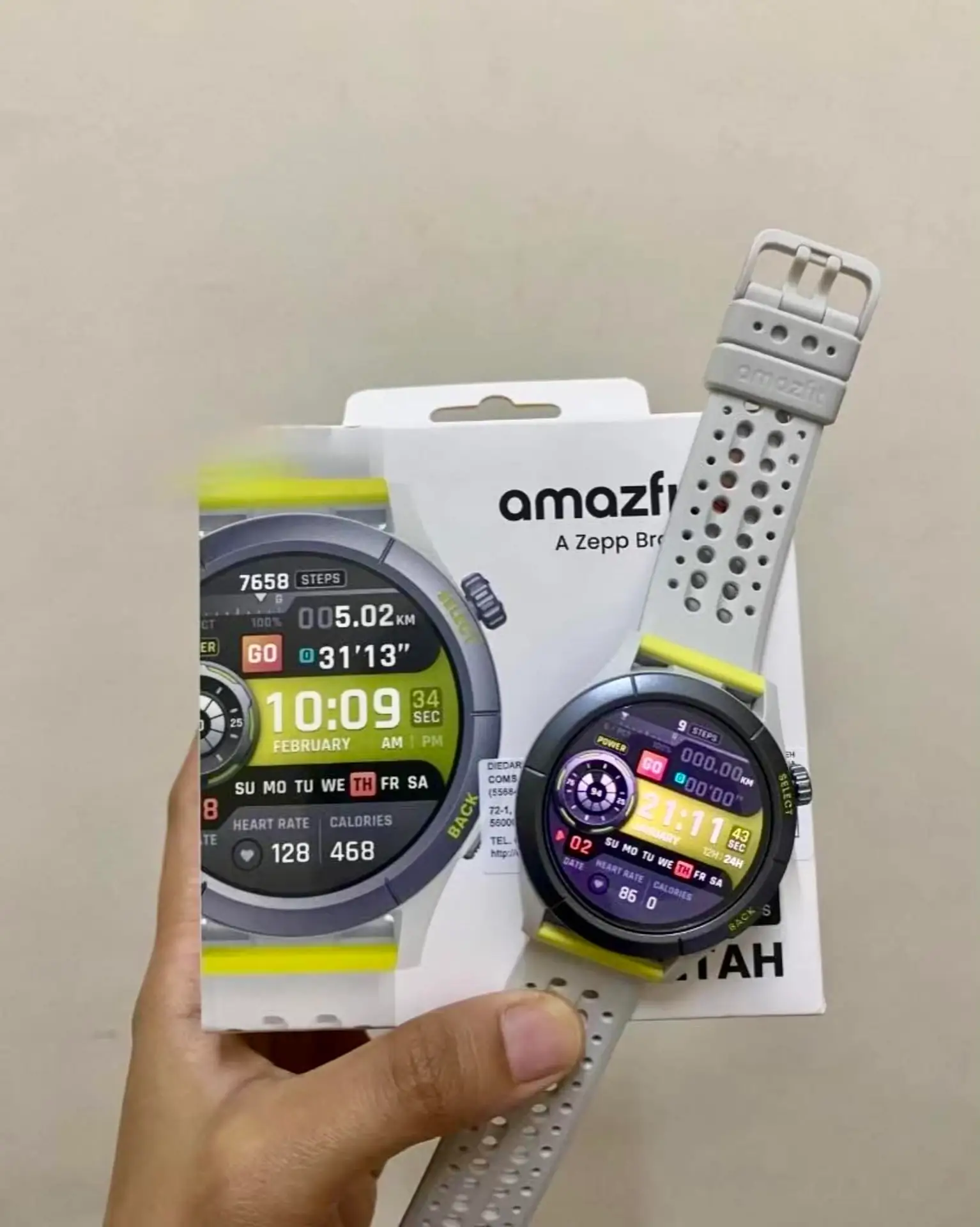 Troli Oren Carousel sports and outdoor ad: Showcase ad for smartwatch untuk kaki runners