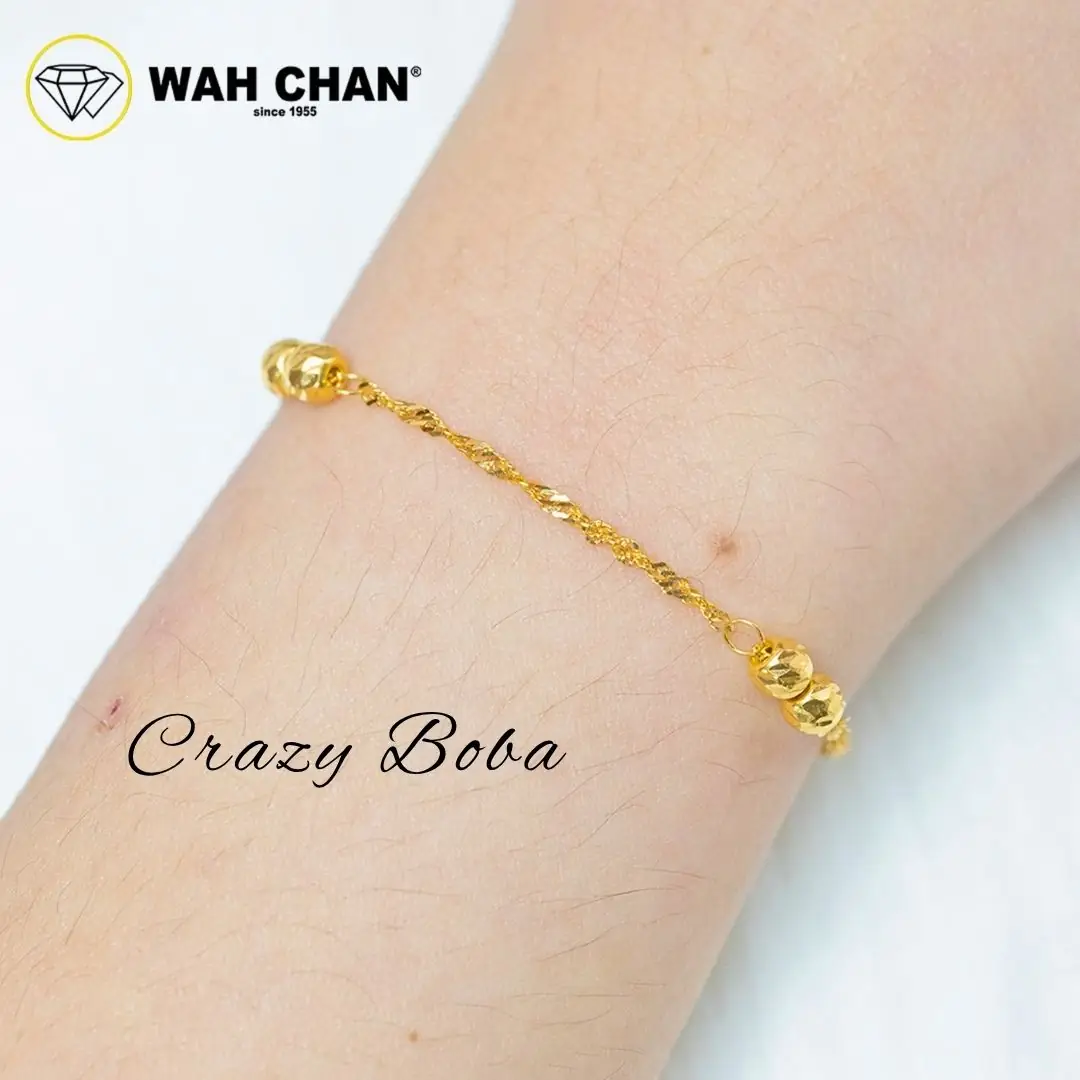 Wah Chan Gold & Jewellery Carousel jewellery and watches ad: Showcase ad for the Grape Cube Anchor Chain gold bracelet on wrist, frame 5 of 6