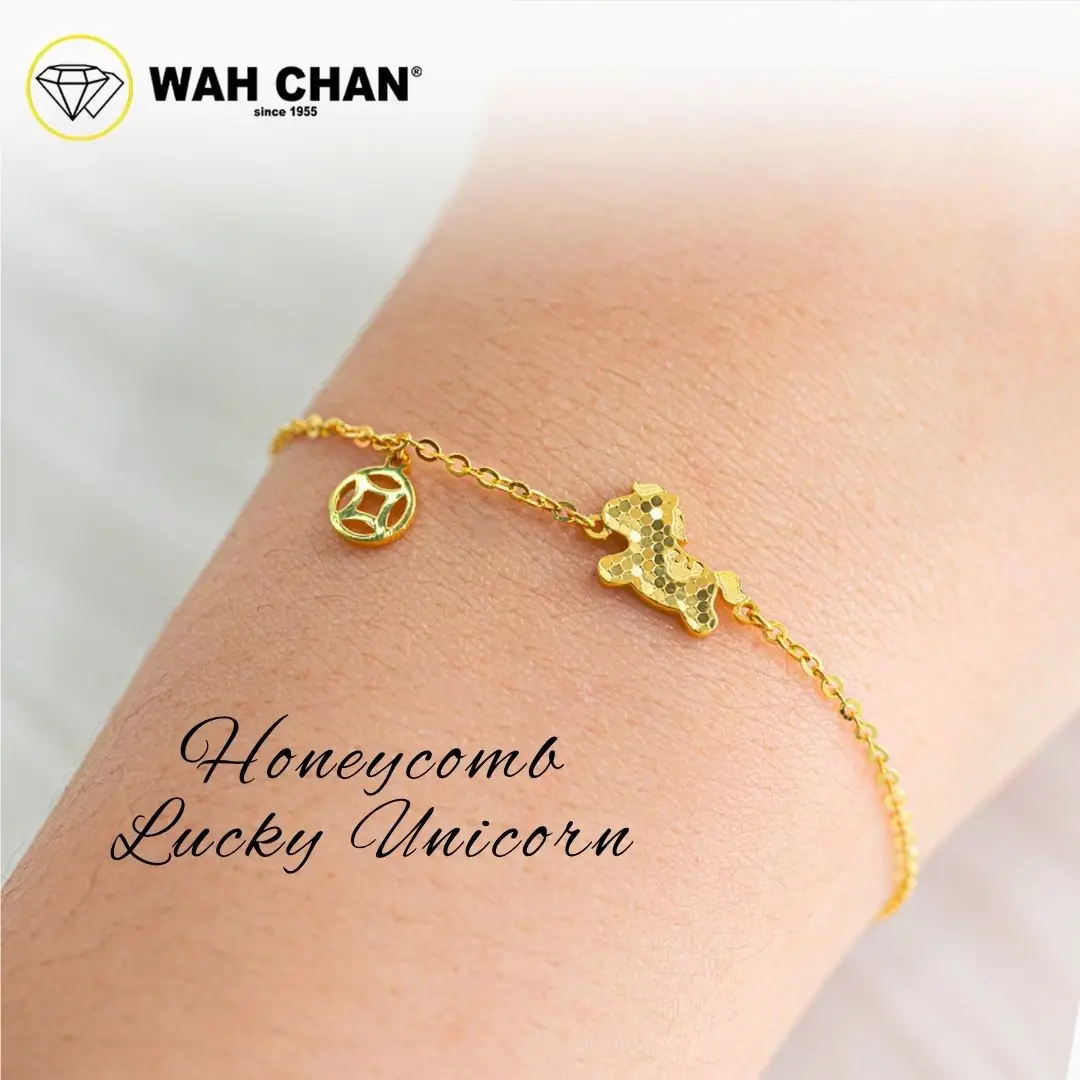 Wah Chan Gold & Jewellery Carousel jewellery and watches ad: Showcase ad for the Grape Cube Anchor Chain gold bracelet on wrist, frame 3 of 6
