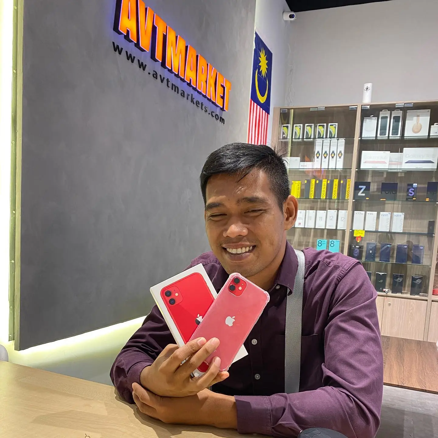 avt.market.official Static electronics ad: Testimonial ad for a happy customer collecting a red iPhone 11